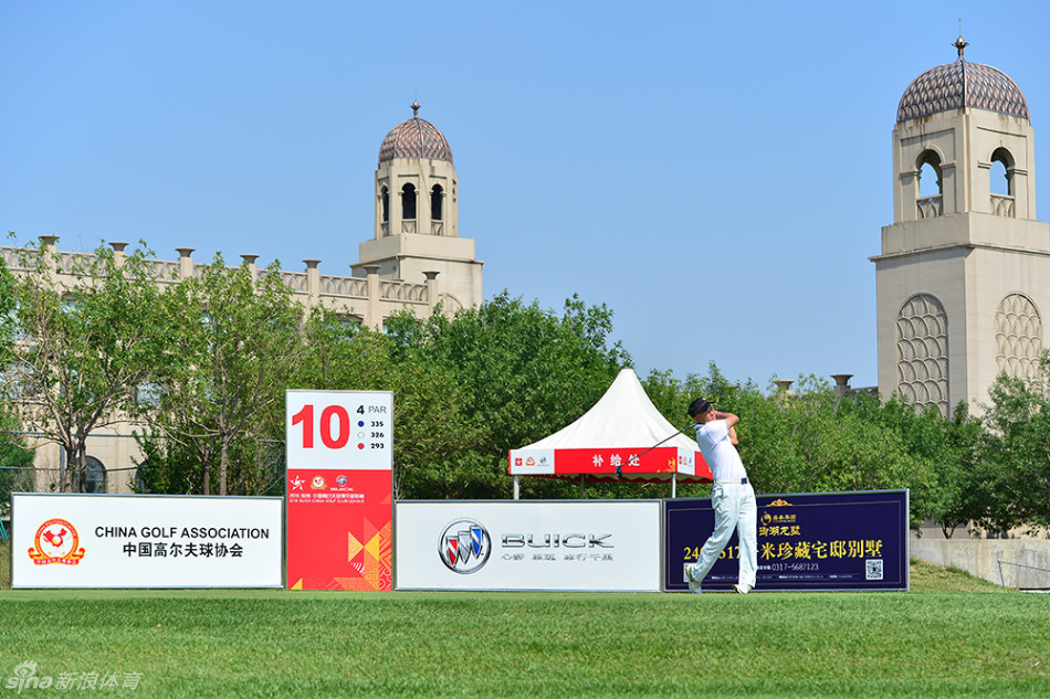 球员们在出发台前有序排队等候,背景是绿意盎然的球场,一场激烈的角逐即将拉开序幕。