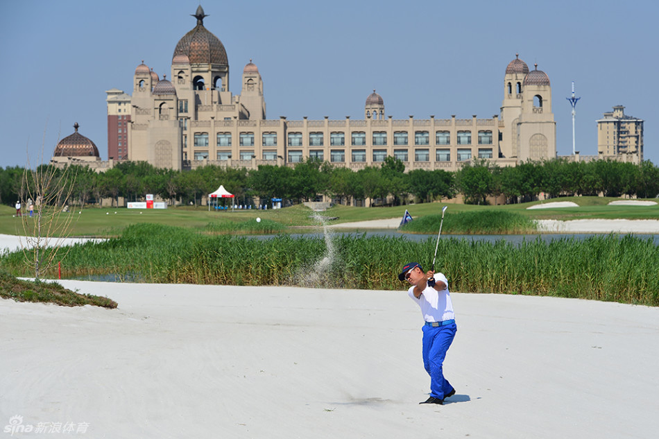 沧州名人球会宽阔的会所建筑矗立在蓝天白云下,入口处旗帜飘扬,静候八方来客。