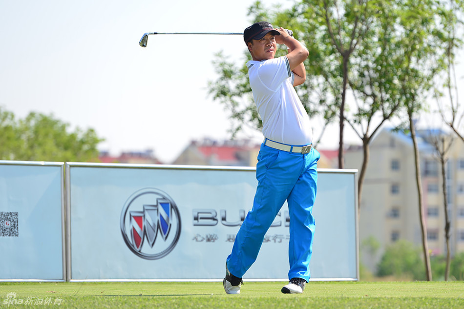 一位身着红色polo衫的球员在练习果岭边凝神推杆,阳光洒在翠绿的草坪上,勾勒出专注的剪影。