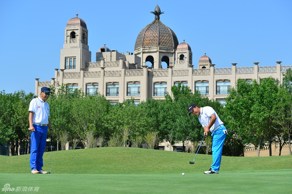 两位球员并肩行走在修整完美的球车道旁,远方是宁静的湖泊与稀疏的林木,构成一幅和谐的运动画卷。