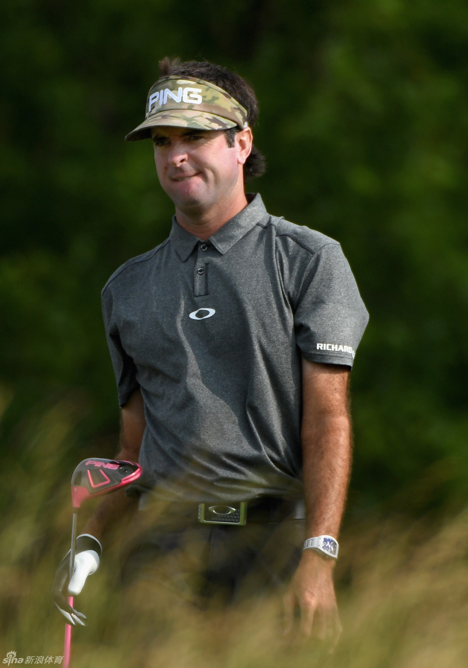 两届美国大师赛冠军巴巴·沃森眉头紧锁,脸上写满了专注与一丝不易察觉的烦躁,似乎对比赛的进程或自身的状态不甚满意。