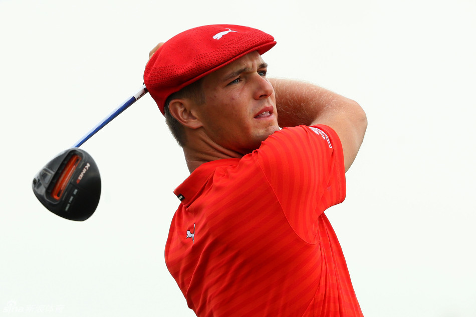 年轻的布莱森·德尚博在开球前进行他标志性的物理测算,这位以科学分析闻名的当红新星正在严肃地规划他的击球策略。