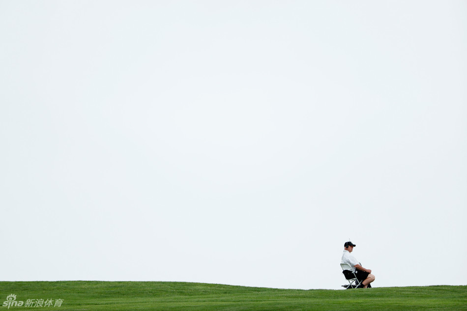 英格兰名将李·维斯特伍德在奥克芒的雨中稳健出击,这位经验丰富的老将凭借出色的发挥,在混乱的战局中稳步冲入了领先前列。