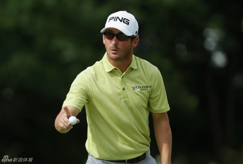 美国新人安德鲁·兰德雷在奥克芒的球道上沉稳挥杆,姿态坚定,作为一匹惊人的黑马,他在风雨中悄然占据了领先榜的首位。