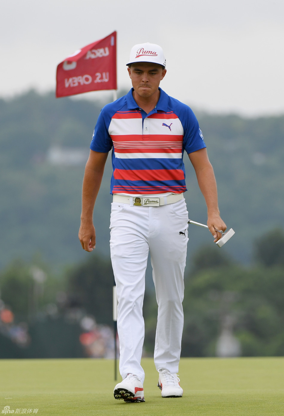 美国选手迈克·范-斯科沉着地走向发球台准备开球,他的眼神中透露出对这场高尔夫最严峻考验的专注与决心。