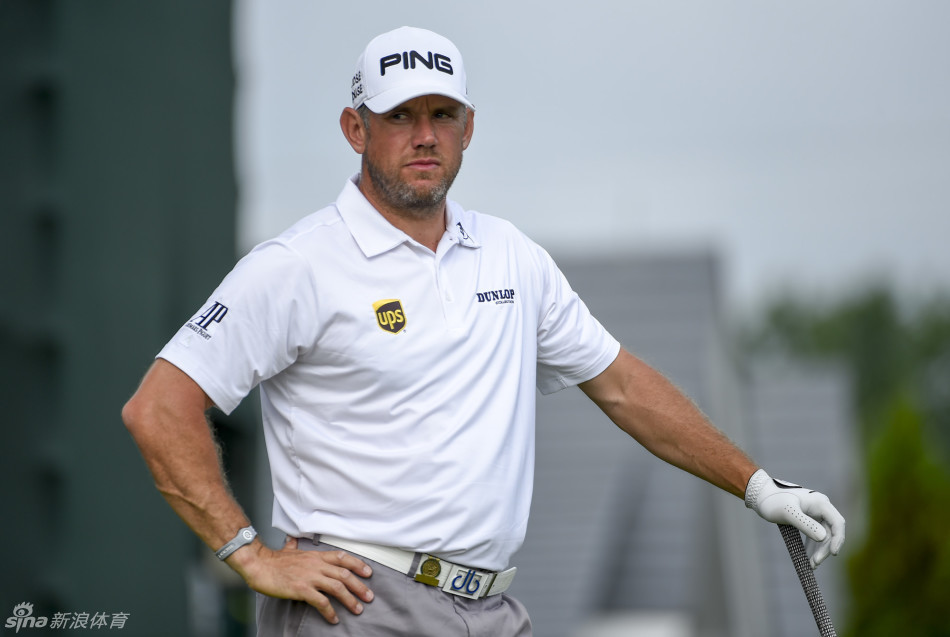 高尔夫球手卢克·唐纳德以他标志性的、略带怪异但极具控制力的收杆姿势结束一次击球,身体保持着完美的平衡与定格。