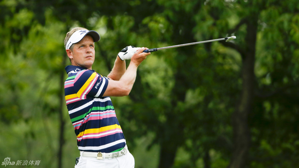 韩裔美籍球员詹姆斯·韩在发球台上做最后的准备,他凝神静气,全场目光聚焦于此,预示着一次关键开球即将发生。