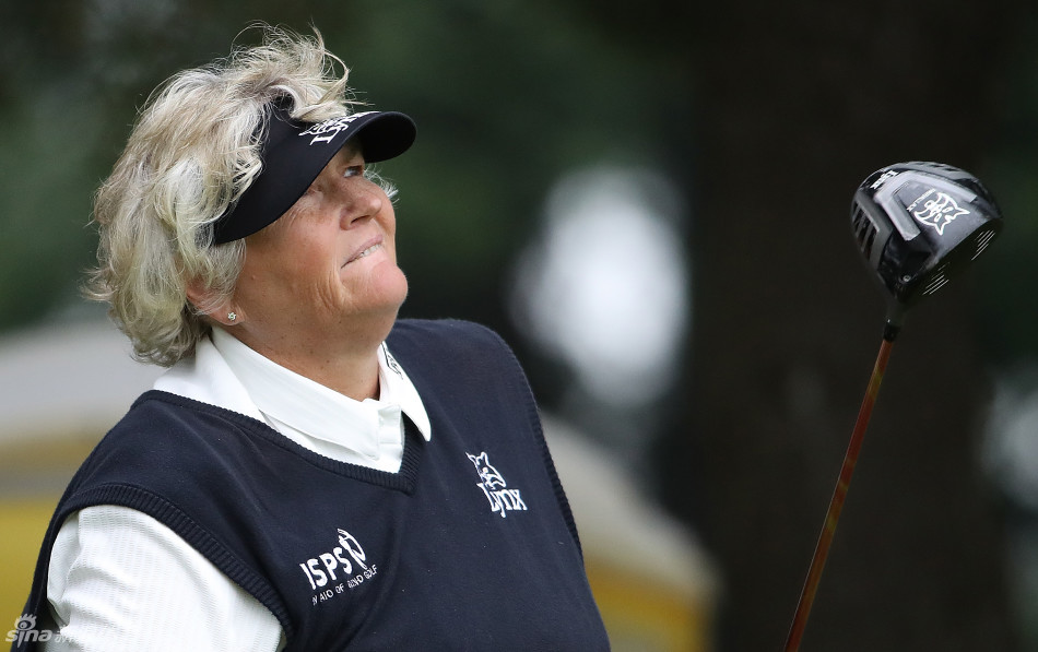 赛事观众聚集在布莱斯菲尔德乡村俱乐部绿茵场边，沉浸于紧张激烈的比赛氛围之中