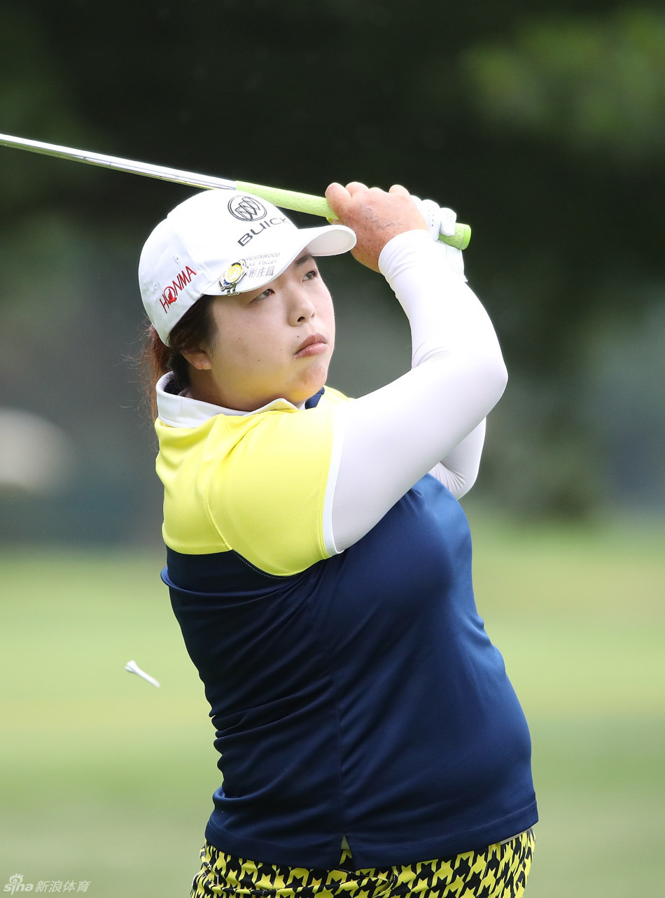 并列领先者宝拉·瑞托在果岭上仔细阅读草纹线路，关键推杆前的沉思时刻充满张力