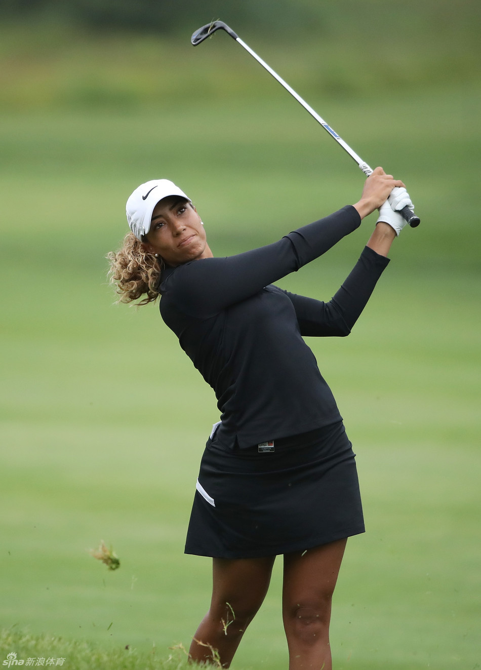 澳大利亚选手李旻智在长草中稳健救球，技术动作干净利落，应对困境从容不迫