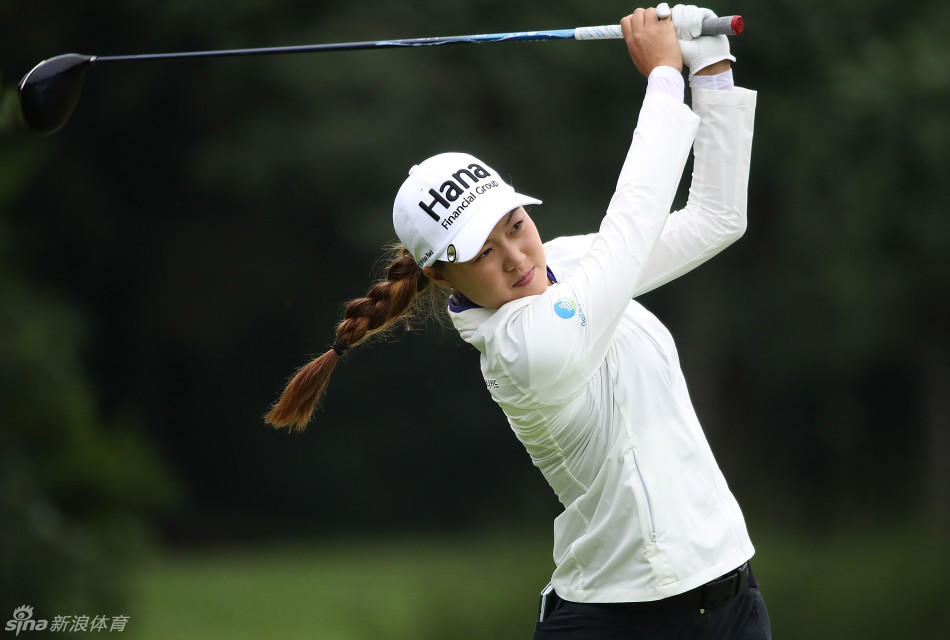 备受关注的年轻球手夏安·伍兹在比赛中露出灿烂笑容，展现新生代球员的活力与风采