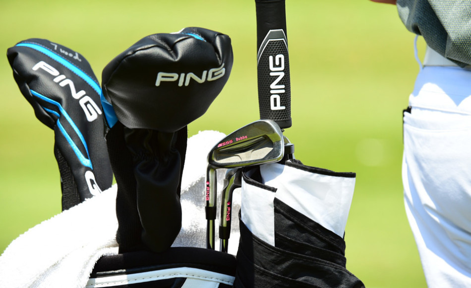 乔丹·斯皮思在球场外与NBA球星亲切交谈,展现体育明星间的跨界友谊