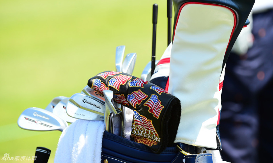 达斯汀·约翰逊在开球前进行最后准备,神情严肃彰显对比赛的绝对专注