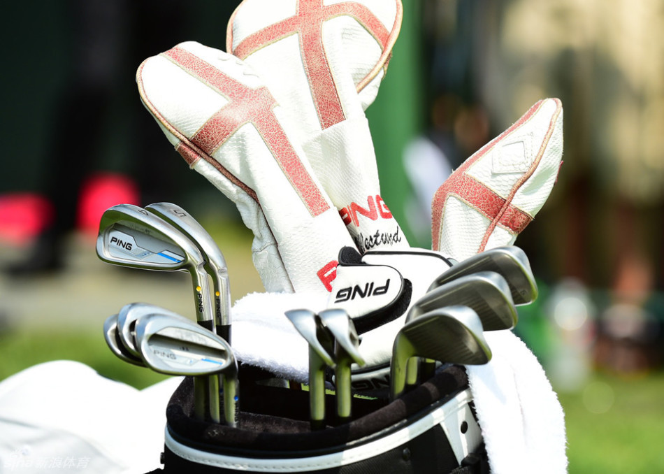 美国大师赛观众聚集在奥古斯塔著名球洞旁,屏息凝神观看顶尖对决