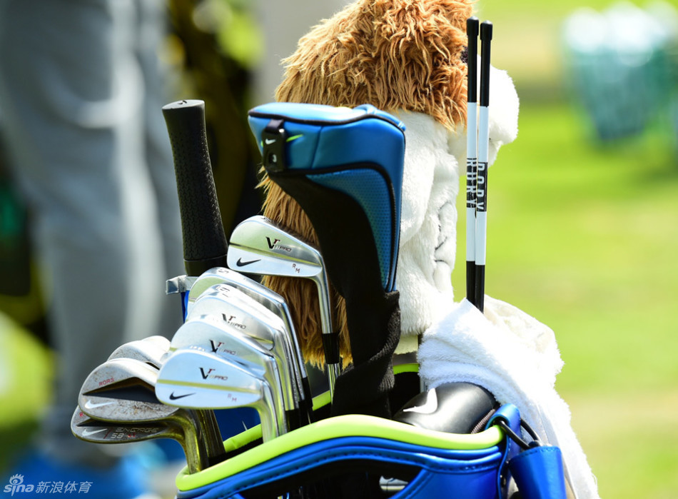 巴巴·沃森在延长赛制胜一击后振臂欢呼,激情庆祝职业生涯的重要胜利