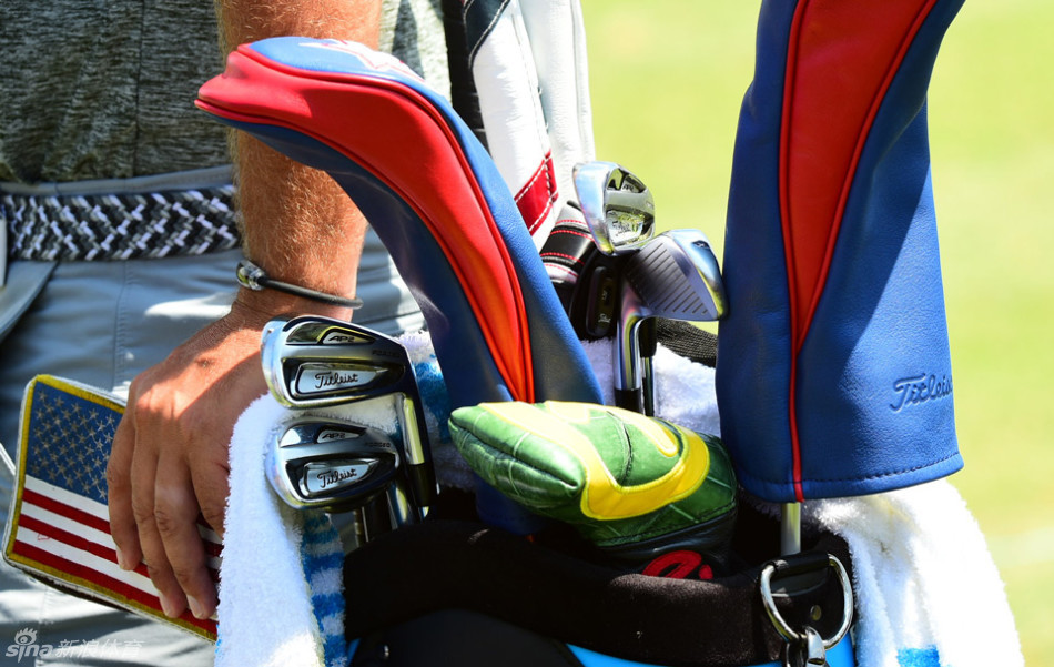 罗里·麦克罗茵在果岭上专注观察推杆线路,目光如炬评估草纹与坡度