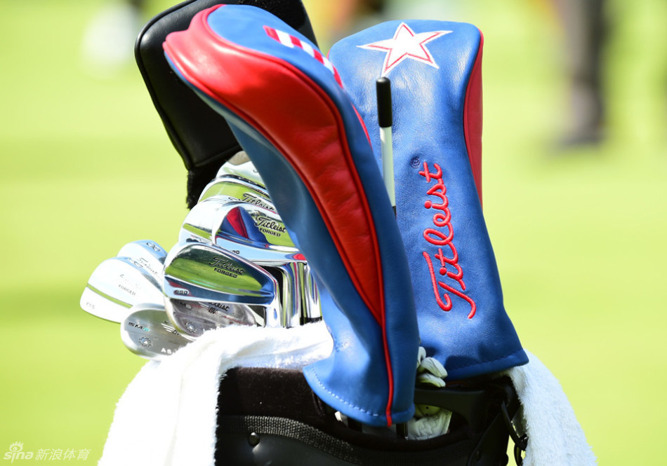 亚当·斯科特在练习果岭上细腻推杆,优雅姿态尽显顶尖球员风范