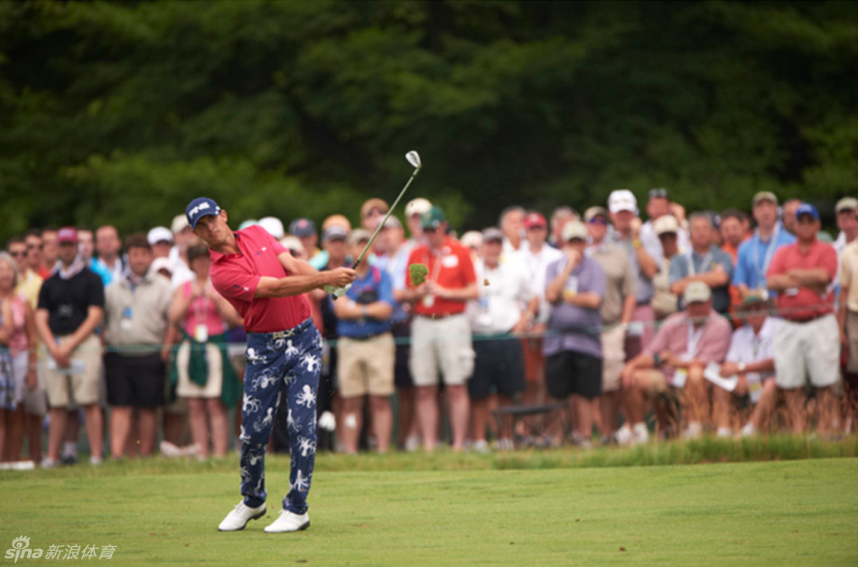 一条紧身裤上密布着蓝绿色调的复杂蛇纹，光线流转间鳞片若隐若现，仿佛有灵蛇缠绕，散发出危险而迷人的气息。