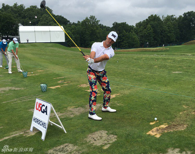 深蓝底裤上布满形态各异的白色章鱼图案，每只触手都细腻生动，仿佛在深海布料上优雅游弋，趣味十足。