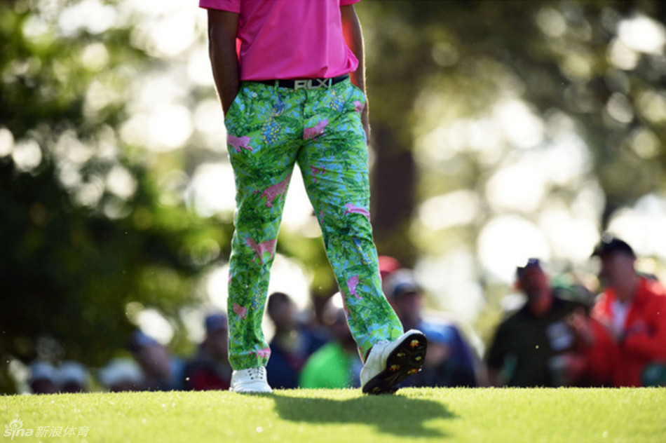 翠绿色底裤上盛开着同色系的立体花朵，配以纤细的绿色皮带，仿佛将整个春日雨后的藤蔓与花园系于腰间。