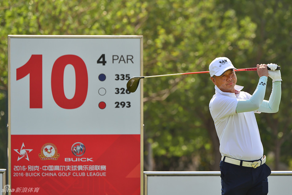 高尔夫球手在碧绿球道上全力挥杆,身体姿态充满力量与美感,球杆划出一道银色弧线