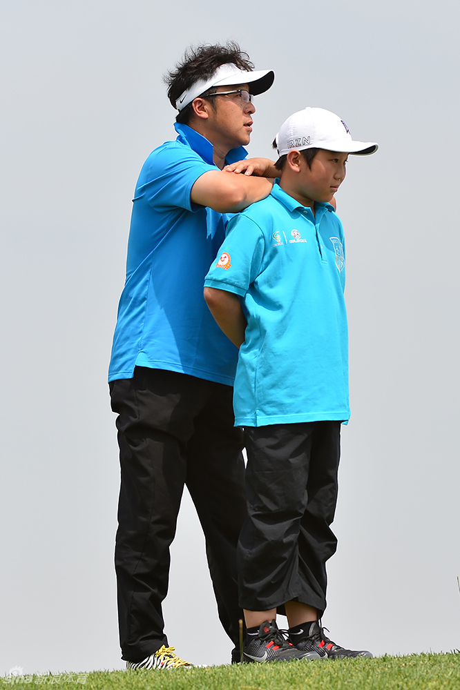 球员在第十洞发球台凝神静气,全场观众屏息以待,注视着小白球划破沧州球场上空的劲风