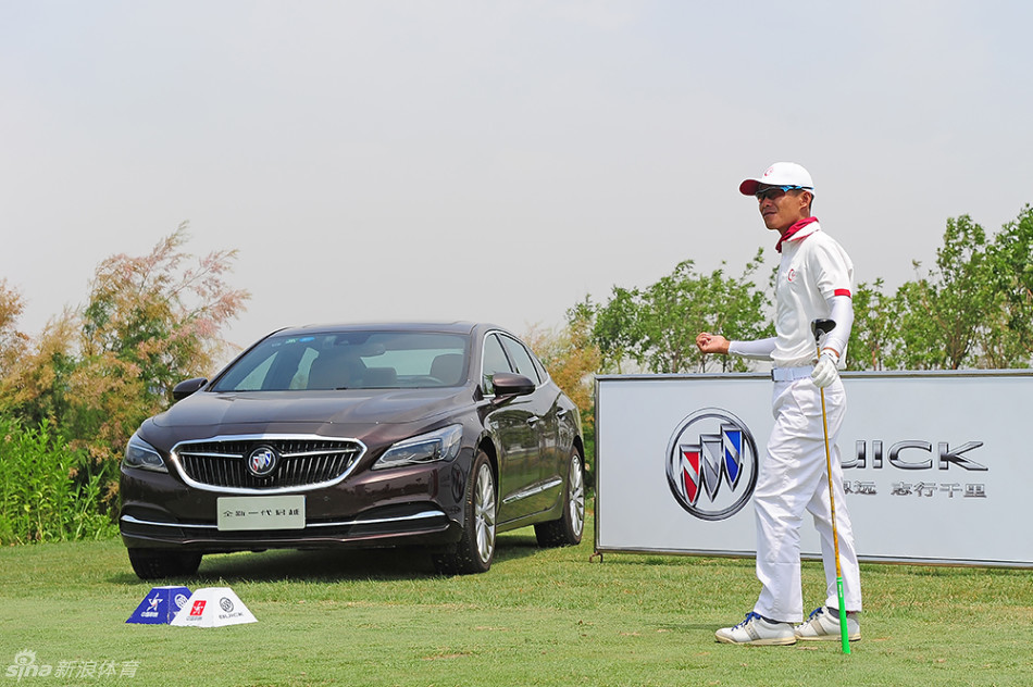 比赛结束后,球员与球童在夕阳映照的果岭边握手致意,分享比赛中的精彩时刻