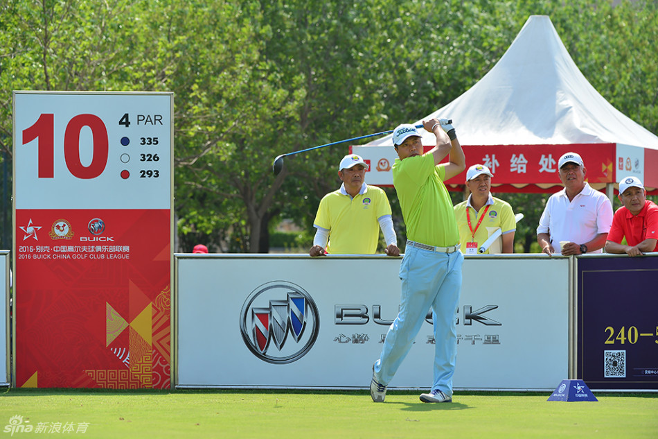 获胜球队在颁奖典礼上高举奖杯庆祝,背后是夜幕降临华灯初上的沧州名人球会会所