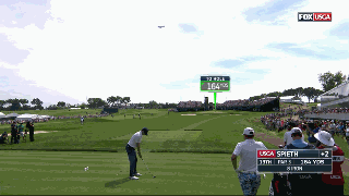 斯皮思果敢选用8号铁精准开球，小白球在空中飞行后稳稳落在狭窄球道中央，策略尽显大师风范。