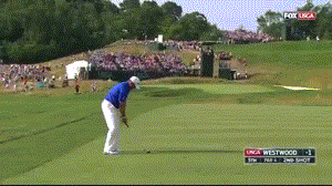 劳瑞关键攻果岭，铁杆击球如教科书般标准，小球在空中划出高抛物线后轻柔落上果岭，紧逼旗杆。