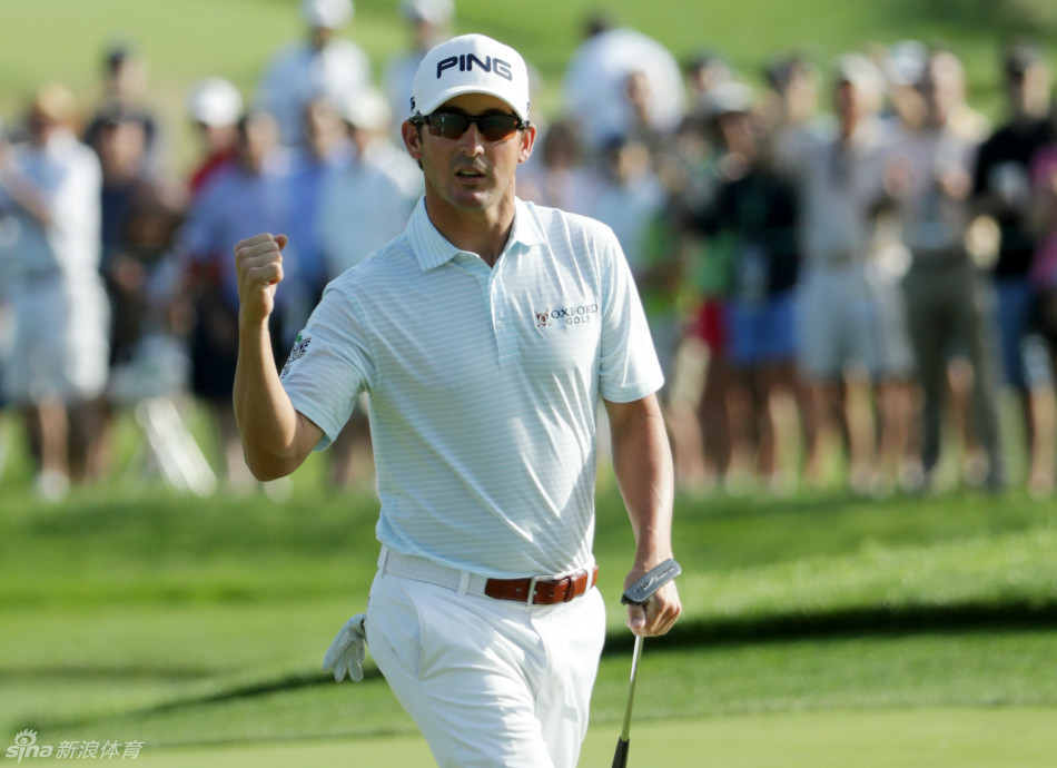 塞尔吉奥·加西亚在果岭上仔细审视推杆线路，眉头微蹙，对冠军的渴望写在他的脸上。