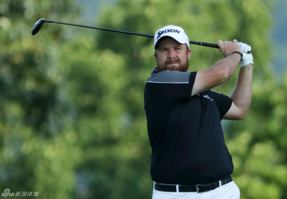 安德鲁·兰德雷在成功推入关键一球后，紧握拳头振臂低吼，宣泄着内心的压力与激情。