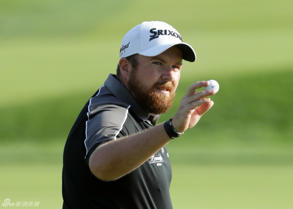 肖恩·劳瑞在奥克芒第18洞果岭上坚定推杆，神情专注，距离创造历史仅一步之遥。