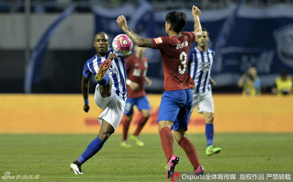 裕彤体育中心看台上,热情的河北球迷掀起人浪,五彩纸屑在空中飞舞,他们的呐喊声仿佛能穿透屏幕,为这场激烈的保级大战增添了最动人的背景色。