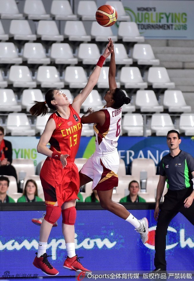 赵志芳以小打大，无畏对抗，在长人丛中强行起跳上篮造成杀伤。