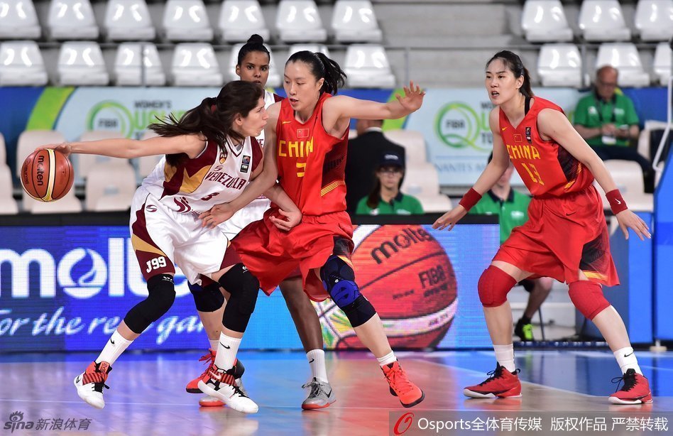 黄红玭在内线展现强大力量，背身强打，转身勾手一气呵成霸气十足。