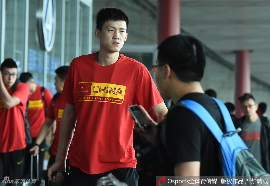 笑容极具感染力的睢冉，在训练结束后心情大好，对着镜头露出标志性的灿烂笑容，展现出了国家队队员的乐观与自信。