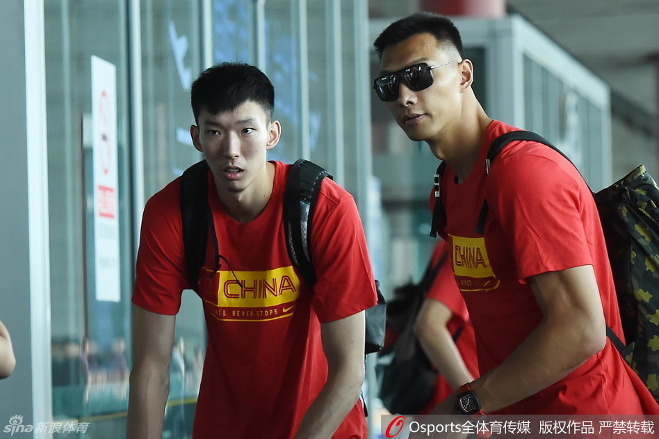 王哲林心情不错地在场边拉伸放松，减重后的他身形更加轻盈，面对即将到来的名单确定时刻，他眼神中充满期待。