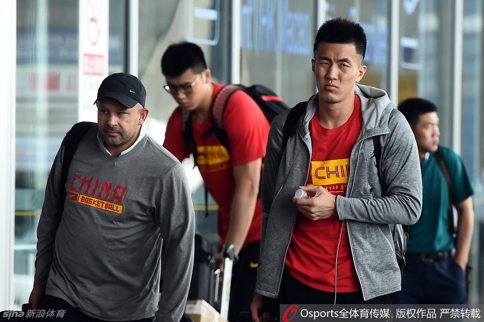 郭艾伦化身开心果，眉飞色舞地分享趣事，身旁的睢冉被逗得开怀大笑，丁彦雨航也面露微笑，三人间的融洽氛围感染了整个球场。