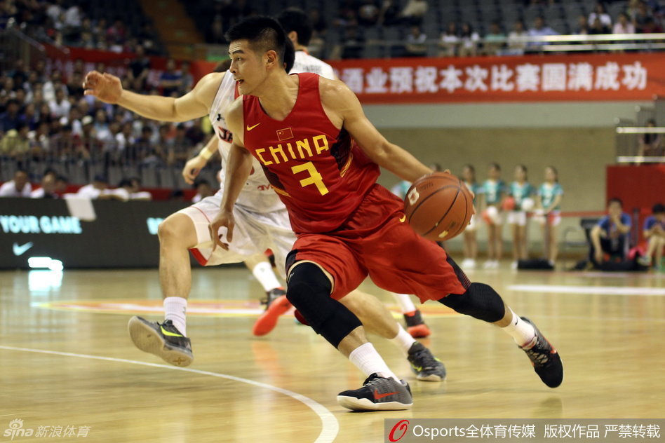 刘晓宇压低重心，张开双臂，如同猎豹般专注地盯着对手的每一个动作，用不知疲倦的滑步构筑起第一道防线。