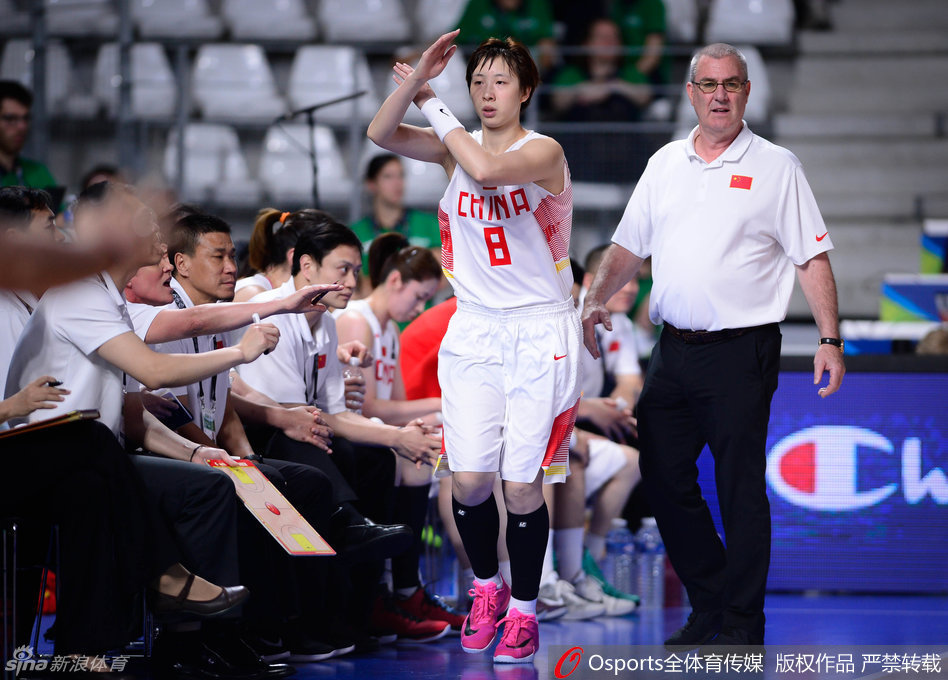 老将陈楠在内线展现出支柱风范，在多人包夹下奋力跃起，用指尖改变皮球轨迹，完成一次关键防守。