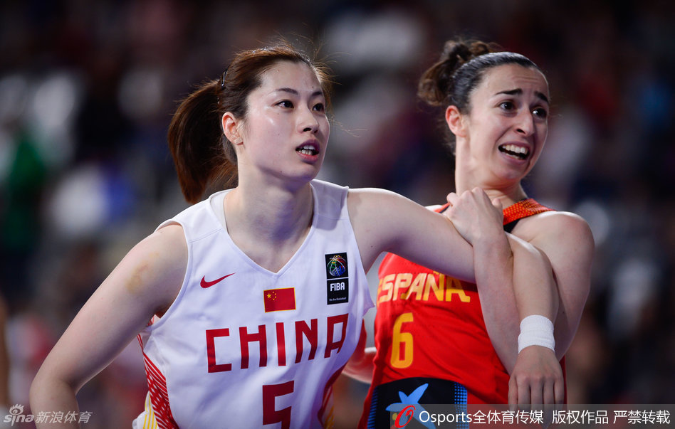 赵志芳犹如精灵般穿梭于高大对手之间，她以犀利的突破撕开防线，用一次次精准的传球串联起全队的进攻。