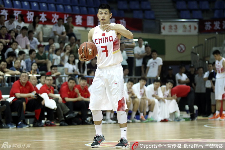 方硕在场上从容指挥跑位，手法娴熟地组织着球队的每一次进攻浪潮