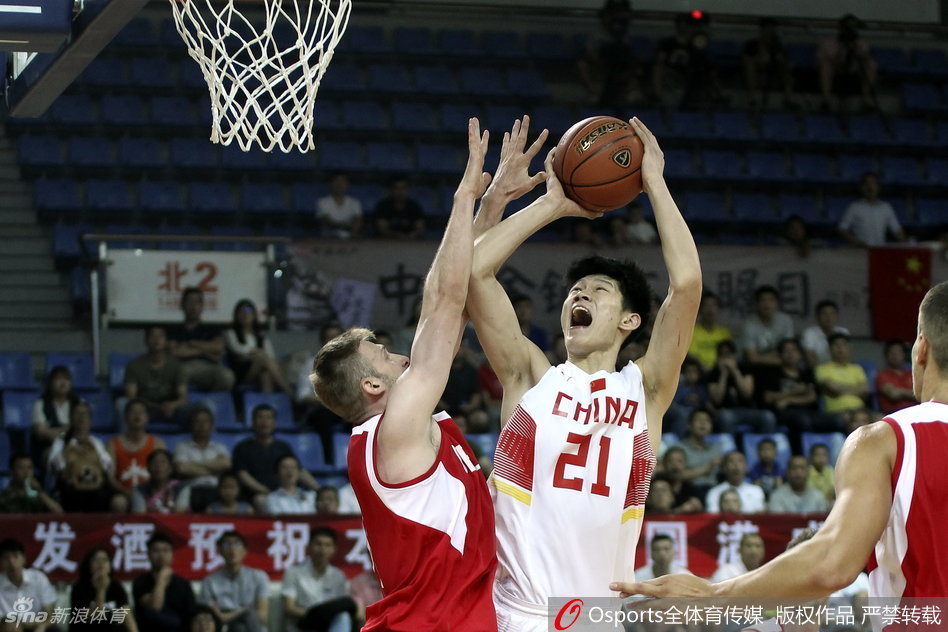 胡金秋在篮下如擎天柱一般跃起，奋力将对手的上篮扇飞，守护禁区