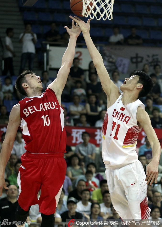 吴庆龙指导在场边双手拢成喇叭状，神情严肃地向场上队员传达战术指令