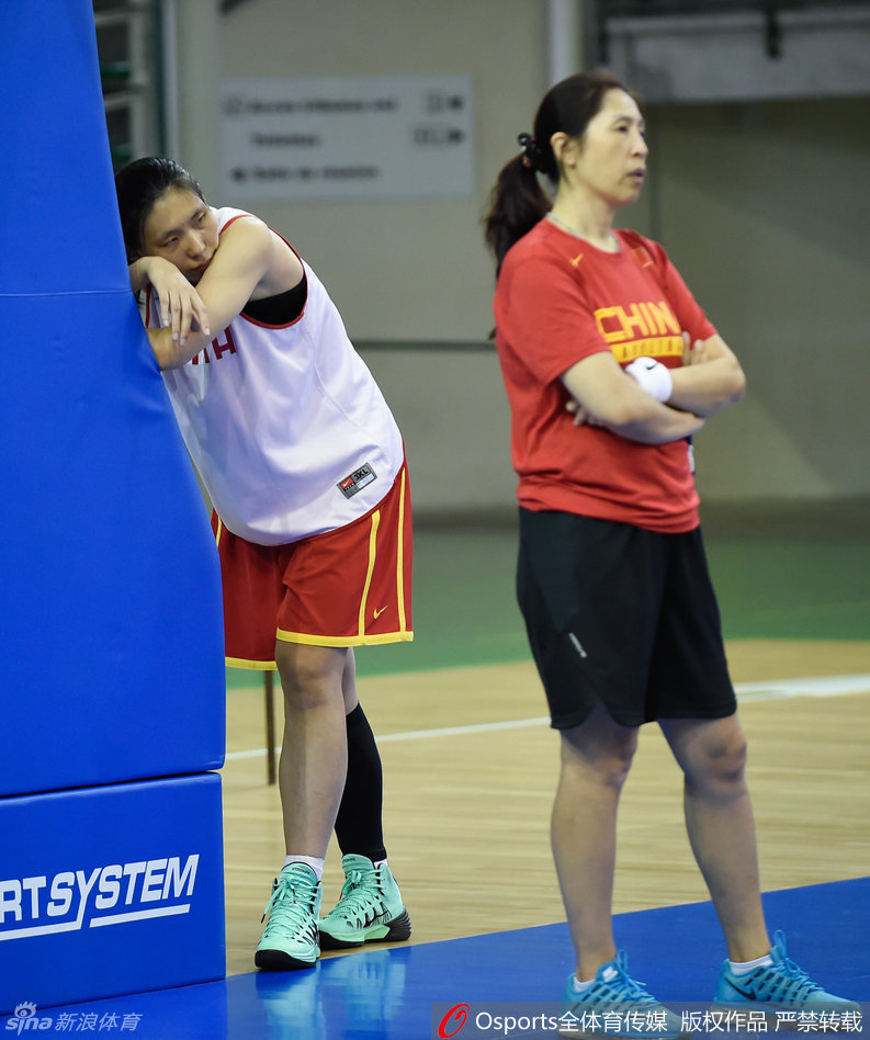 主帅马赫一脸严肃地站在场边对场上队员的表现做出手势反馈，他的眉头紧锁，表情严峻，似乎对刚才的防守轮转并不满意，场上的空气仿佛都凝固了。