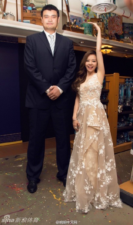 彭于晏戴着米奇手套与姚明合影，182公分身高的他此刻仿佛变成迷你版，表情兴奋