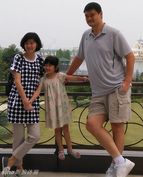 谭维维站在姚明身旁显得娇小可人，她仰头大笑，与微笑俯视的姚明构成幽默反差