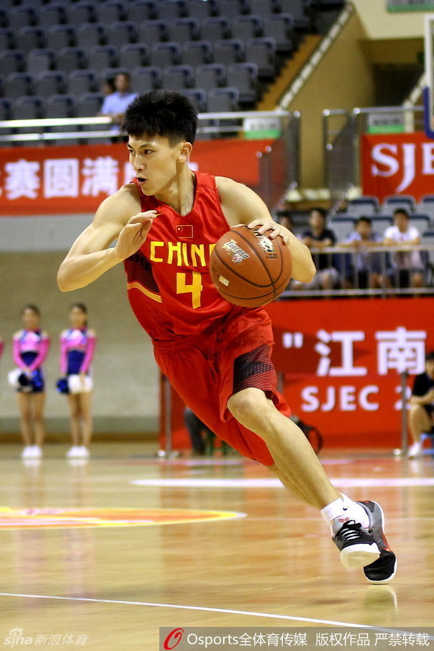 方硕持球观察队友跑位，眼神坚定，身为马布里门徒的他，在场上展现出了与年龄不符的沉稳与掌控力。