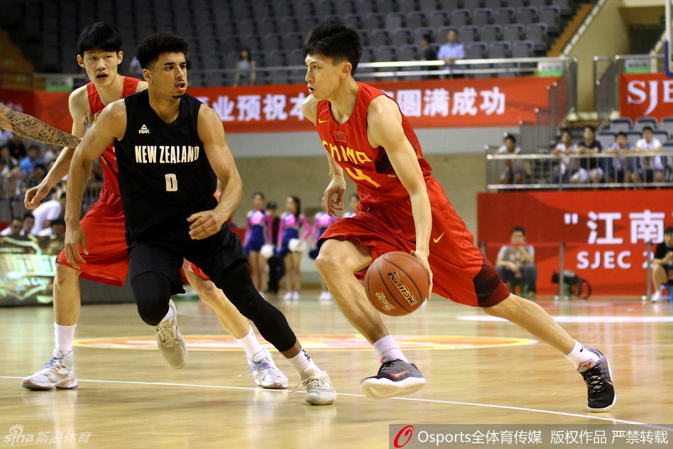 常林在内线以一敌二毫无惧色，他用力卡住位置，强悍的身体对抗正是他在场上立足的标签，也是国奥男篮最硬的一根骨头。